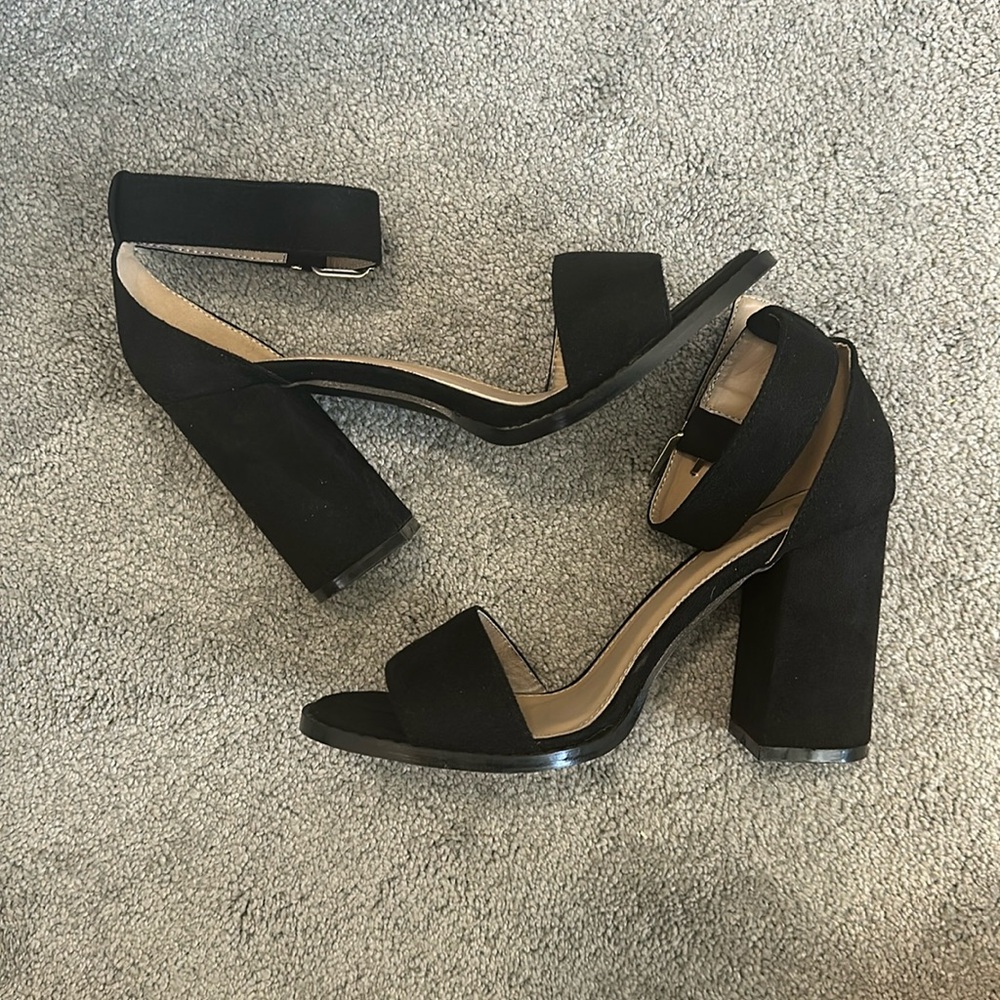 Raid Chunk Velvet Heels